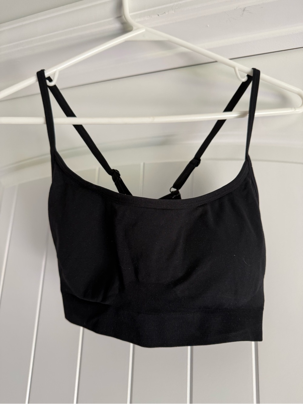 Black Seamless Adjustable-Strap sports bra